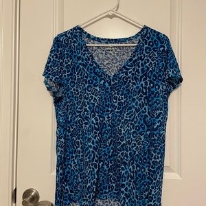 Like New large Lilly Etta V neck top.